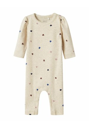 Beige gerippter Overall mit langen Ärmeln, verziert mit mehrfarbigen Herzmustern in Dunkelblau, Pink und Braun. Rundhalsausschnitt mit gewelltem Saum.