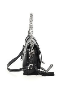 Bolso de mano de cuero negro con un acabado texturizado, que presenta una correa de cadena plateada y una correa de cuero ajustable para el hombro, cierre con cremallera y bolsillos laterales.