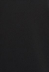 Černá tkanina s hladkým povrchem, která má jednobarevný design bez vzorů nebo ozdob. Jednotná barva a minimalistický styl.