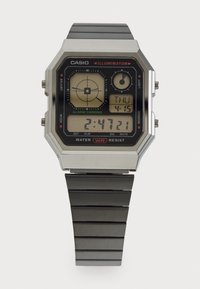 Casio Illuminator digitális óra ezüstszínű fém házzal, fekete számlappal, acél láncokkal, LCD kijelzővel és fekete kiegészítőkkel. Vízálló.