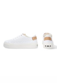 Weiße perforierte Sneakers mit einem strukturierten, tanfarbenen Fersenakzent, flachen Schnürsenkeln, einer dicken weißen Sohle und einem metallischen Detail auf der Rückseite.