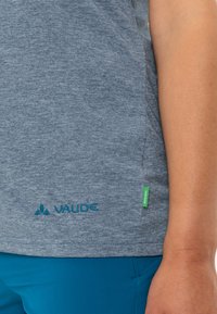 Šedé melírované tričko s krátkým rukávem a prošitým logem v tyrkysové barvě, bočními švy a zelenou etiketou na lemu. Pohodlný střih, ideální na volný čas.