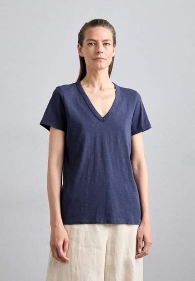 Marineblaue V-Ausschnitt-T-Shirt aus weichem Stoff, kurze Ärmel, lockere Passform, mit einem sauberen Saum und subtiler Textur.