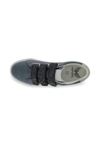 Sneaker grigia con tomaia in tessuto texture, caratterizzata da tre cinturini in Velcro glitter neri e una suola in gomma bianca. Sola interna con marchio visibile.