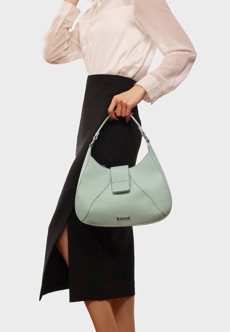 Borsa a mano in pelle verde chiaro con forma strutturata, dotata di una patta superiore piatta e di un manico corto, arricchita da dettagli in metallo argentato.