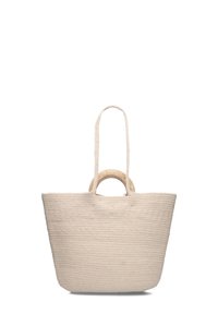 Beige geweven draagtas met twee stoffen handvatten en een houten cirkelaccent. Het ontwerp heeft een gestructureerde oppervlakte en een brede, open bovenkant.
