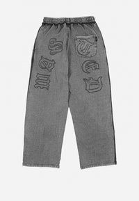 Γκρι βαμβακερό παντελόνι jogger με ελαστική μέση, που διαθέτει διακοσμητικά γράμματα και μία τσέπη patch στη δεξιά πλευρά.