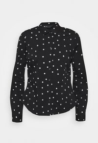 Czarna koszula z długim rękawem w białe kropki, z klasycznym kołnierzykiem, zapięciem na guziki z przodu i dopasowanym krojem. Gładka struktura materiału.