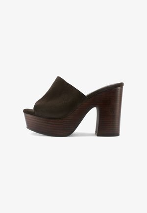 Ciemnobrązowy zamszowy mule z odkrytym palcem, wysokim drewnianym platformowym obcasem typu blok i wsuwanym fasonem na białym tle.