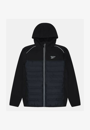 Veste noire avec un devant matelassé, une capuche et des accents réfléchissants. Dispose d'une fermeture éclair et de poches latérales. Fabriquée en tissu léger.