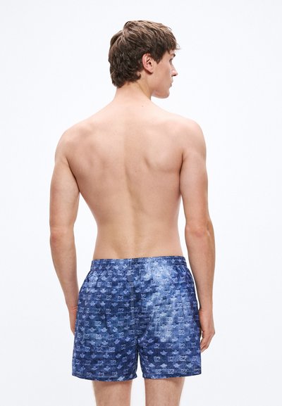 Blaue gemusterte Badeshorts mit Denim-ähnlicher Textur. Verfügt über einen elastischen Bund und eine lockere Passform, geeignet für Wasseraktivitäten.