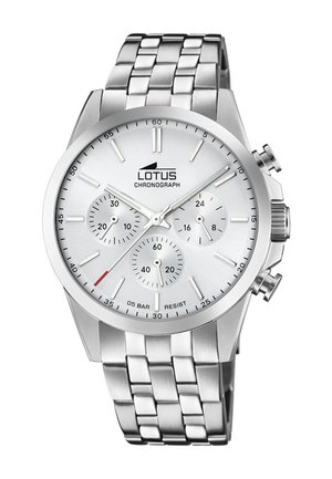 Montre chronographe argentée avec un bracelet en acier inoxydable poli, un cadran blanc texturé, trois sous-cadrans et un accent rouge sur la aiguille des minutes.