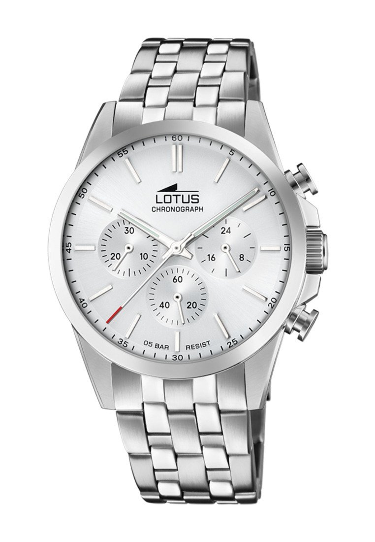 Montre chronographe argentée avec un bracelet en acier inoxydable poli, un cadran blanc texturé, trois sous-cadrans et un accent rouge sur la aiguille des minutes.