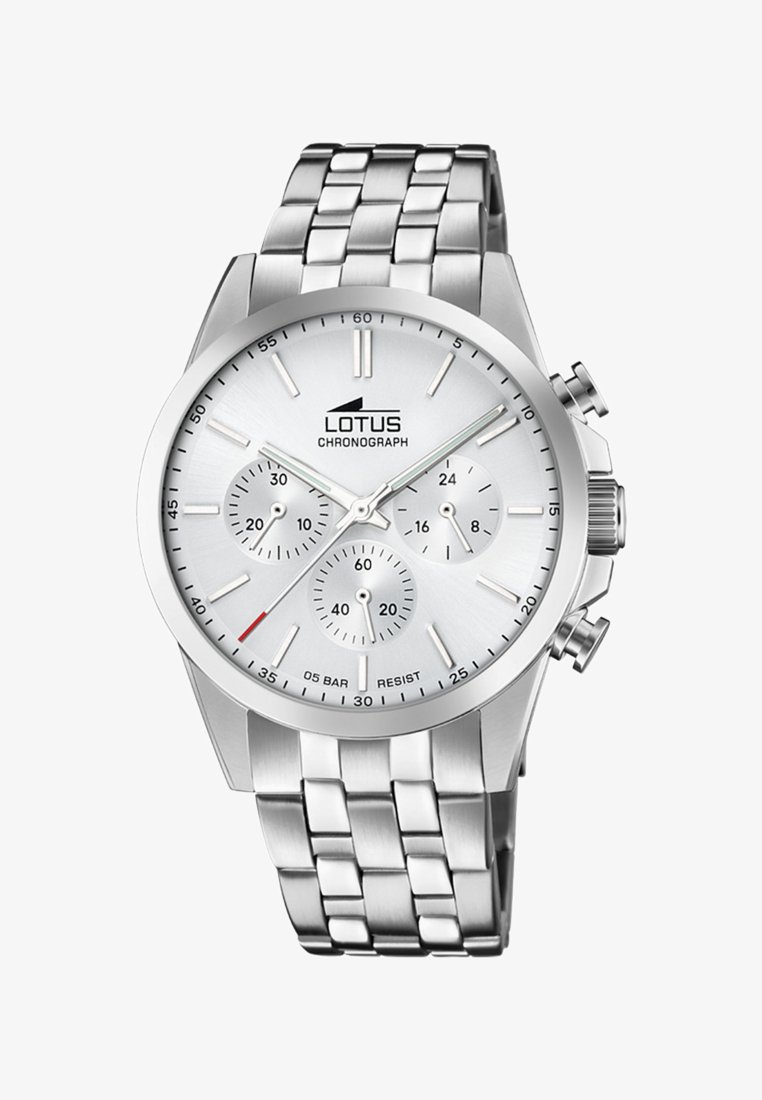Montre chronographe argentée avec un bracelet en acier inoxydable poli, un cadran blanc texturé, trois sous-cadrans et un accent rouge sur la aiguille des minutes.