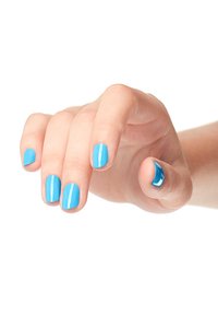 Felblau nagellak bedekt de vingernagels van een hand, met een glanzende afwerking en een gladde textuur, met verschillende ontwerpen op elke nagel.