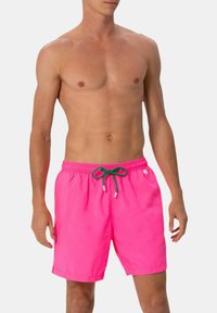 Costume da bagno rosa brillante con vita elastica, cordino verde e vestibilità comoda. Tessuto morbido e design semplice, adatto per il mare.