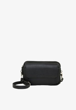 Kleine zwarte leren crossbodytas met voorklepzak, zilveren rits en afneembare band, geplaatst op een witte achtergrond.
