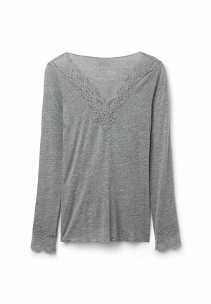 Lichtgrijs shirt met lange mouwen, V-hals en kantafwerking op de halslijn en manchetten, gemaakt van zachte, lichtgewicht stof.