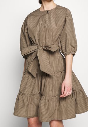 Brun ternet kjole med puffede ærmer til albuen og en stor sløjfe bundet i taljen, med en lagdelt nederdel.