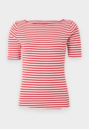 Chemise à manches courtes rayée horizontale rouge et blanche avec un col large, légèrement en forme de bateau, sur un fond clair uni.