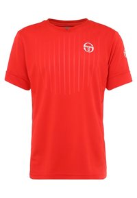 Punainen lyhythihainen urheilupaita, valmistettu sileästä kankaasta, jossa pystysuora raidallinen kuvio ja vasemmassa rinnassa logo.