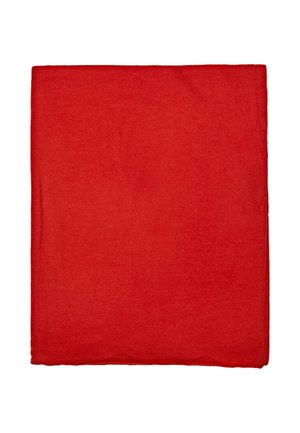 Carré de tissu plié rouge vif présenté sur un fond blanc, avec une texture visible et des bords soigneusement alignés.