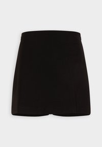 Černá krátká sukně s hladkou texturou látky, rovného siluetu a jednoduchým designem. Má pasový lem a žádné viditelné ozdoby.