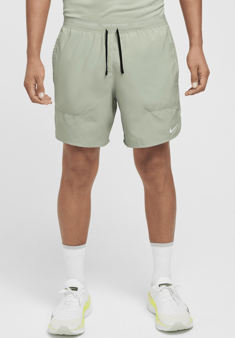 Calções de corrida verdes claros com cintura elástica, cordão preto ajustável e bolsos frontais. Apresenta o logótipo da Nike em branco na bainha.