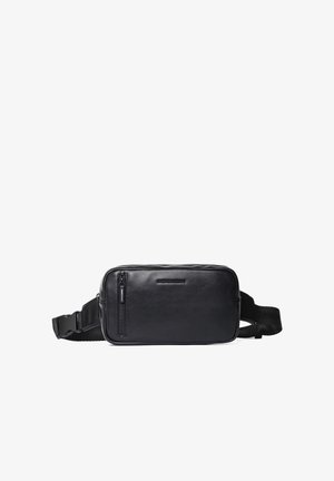 Marsupio rettangolare in pelle nera con tasca frontale con cerniera e tracolla regolabile con fibbia in plastica.