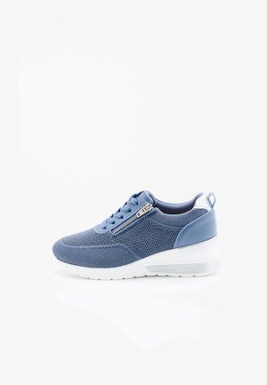 Baskets de sport bleu clair en tissu mesh, avec fermeture à lacets à l'avant, fermeture éclair latérale, semelle blanche et languette de tirage au talon, sur fond blanc.