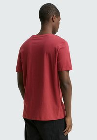 Rode korte mouwen T-shirt gemaakt van zacht katoen. Ronde hals en een losse pasvorm, met een gladde textuur en zonder zichtbare patronen of accenten.