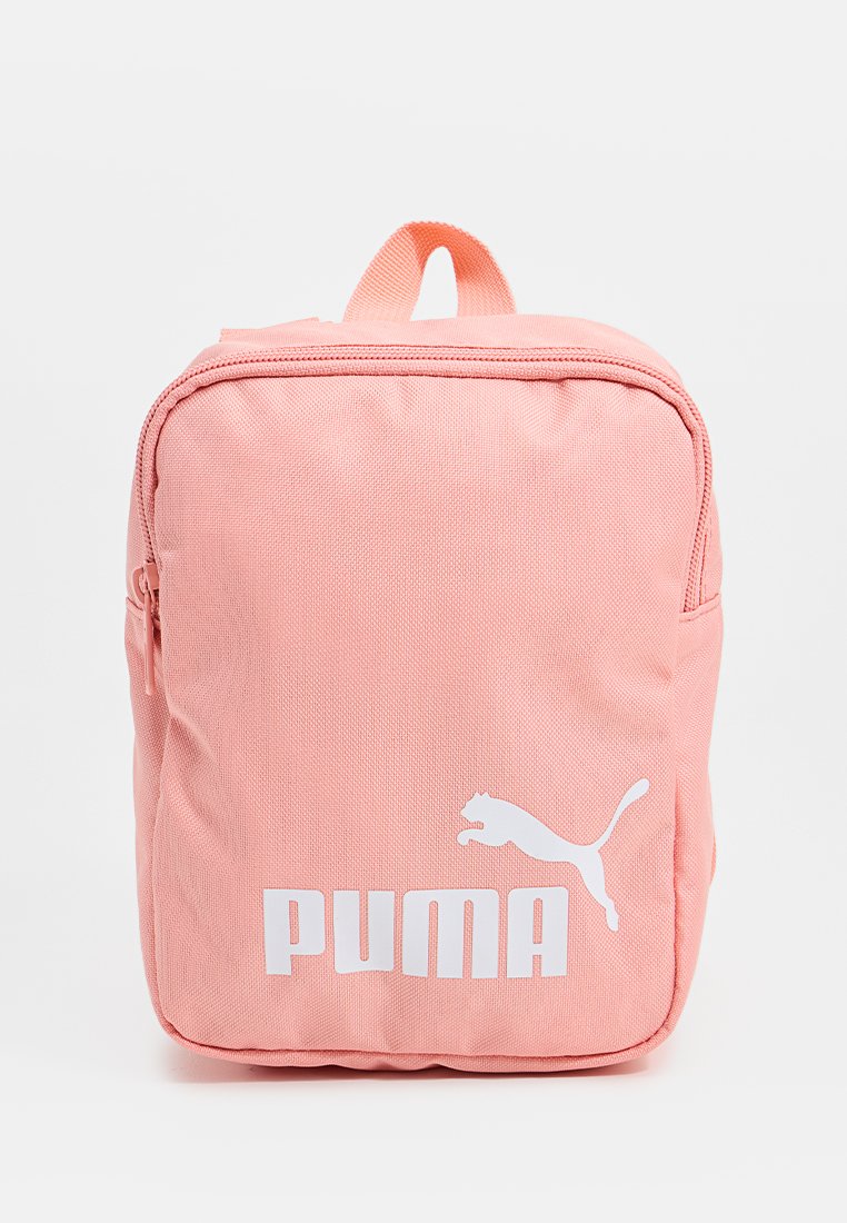 Roze stoffen rugzak met een voorrits, een handvat aan de bovenkant en het witte Puma-logo. Compacte rechthoekige vorm met een gestructureerd oppervlak.