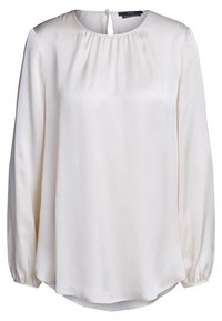 Blusa di seta bianca con maniche lunghe, scollatura rotonda e arricciature sulle spalle. Presenta una chiusura a occhiello sul retro e un orlo curvo.