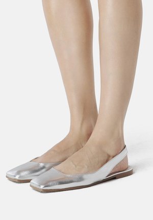Zilveren slingback ballerina's met een spitse neus, metallic afwerking, een platte zool en een minimalistisch ontwerp. Gladde textuur, open achterkant.