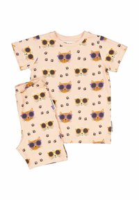 Puuvillainen pyjama-setti vaaleanpunaisena, jossa on toistuvia kissan kasvoja aurinkolaseilla, tassunjälkiä ja mukava istuvuus. Sisältää lyhythihaisen paidan ja housut.