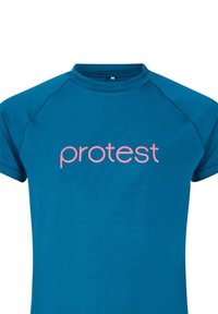 Mėlynas trumpas rankovės marškinėlis su apvaliu kaklu. Krūtinėje yra rožinės spalvos "protesto" logotipas. Lygus, lengvas audinys su lengvu blizgesiu.