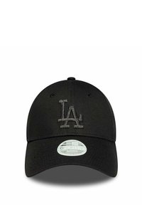 Gorra de béisbol negra con un logotipo "LA" texturizado en la parte frontal, hecha de tela duradera con visera curva y correa ajustable.