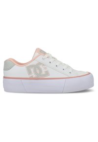 Hvite plattformsneakers med rosa detaljer, med rund tå, snøring foran og logo på siden. Laget av mykt syntetisk materiale.