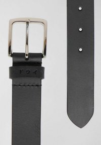 Cintura in pelle nera con fibbia quadrata in metallo argentato, texture liscia e dettagli di cucitura. Include diversi fori per la regolazione.