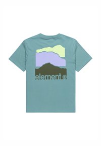 Tyrkis bomulds T-shirt med et lagdelt bjerggrafik i lys grøn, lavendel og mørkegrøn, med teksten "element" nederst.
