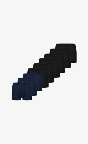 Sept paires de boxers pour hommes, trois bleus marine devant suivies de quatre paires noires, disposées en diagonale sur un fond blanc.
