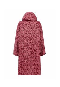 Rød hoodie-kåbe med en løs pasform, der har et sort prikmønster. Stoffet ser blødt og struktureret ud, med et mellemlangt design.