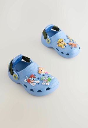 Gaiši zili plastmasas klipi ar vairākiem dzīvnieku motīvu rotājumiem, ar teksturētu virsmu un sānu ventilācijas caurumiem.