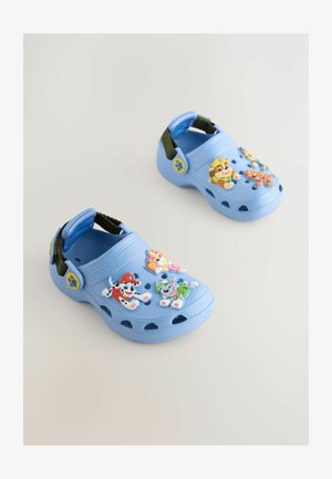 Jasnoniebieskie plastikowe klapki z wieloma ozdobnymi zawieszkami o tematyce zwierzęcej, posiadające teksturowaną powierzchnię i boczne otwory wentylacyjne.