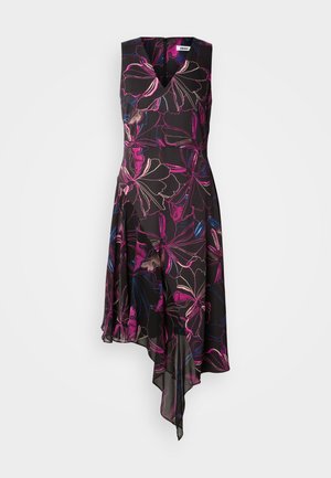 Ermeløs svart kjole med levende rosa og blå blomsterdesign, asymmetrisk kant og V-hals. Materialet ser lett og flytende ut.