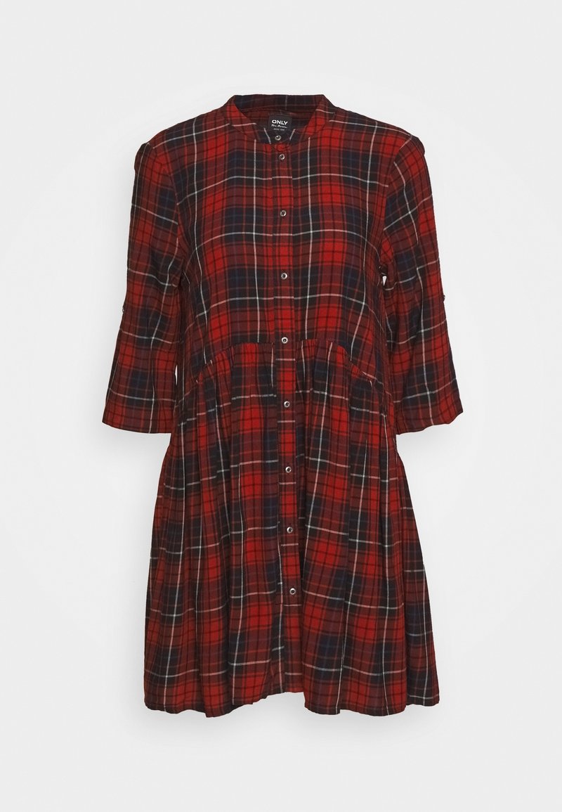 Robe boutonnée à carreaux rouges et noirs avec manches trois-quarts et taille légèrement froncée, présentée sur fond blanc.