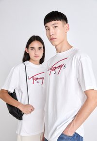 Tommy Jeans SIGNATURE TWIST TEE UNISEX - Tričko s potlačou - white