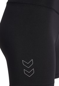 Zwarte sportshorts van rekbaar materiaal met een gladde textuur, voorzien van witte geometrische logo-accenten op de dij.