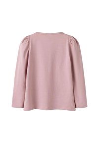 Koszula z długim rękawem w miękkim różowym kolorze, z okrągłym dekoltem i puffowanymi szwami na ramionach. Gładka tekstura bez widocznych wzorów czy elementów metalowych.