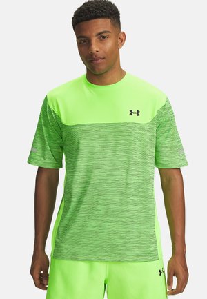 Neon zelena kratkotrajna atletska majica z teksturiranim dizajnom in črnim logotipom Under Armour na prsih. Lahka in zračna tkanina.